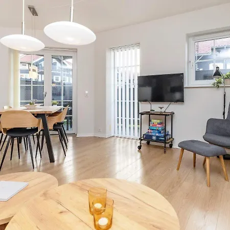 5 Person In Bogense-by Traum *