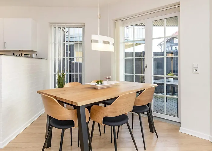 5 Person In Bogense-by Traum * Bogense