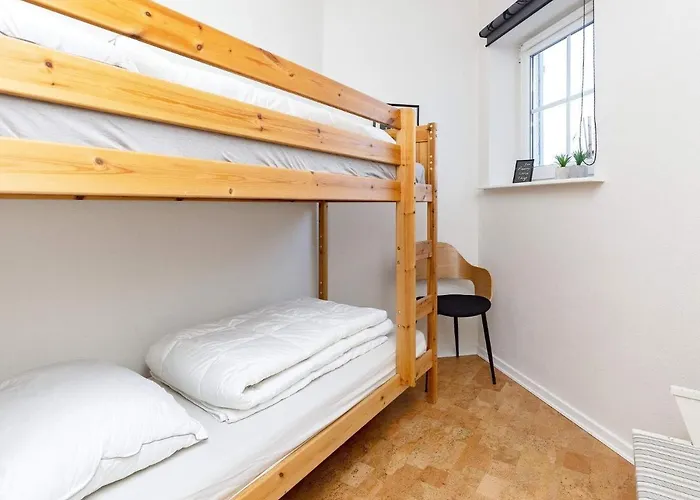 5 Person In Bogense-by Traum